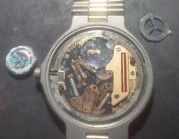 電池液漏れによって腐食された時計